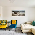 2-Bedroom Holiday Home With Private Garden & Parking
